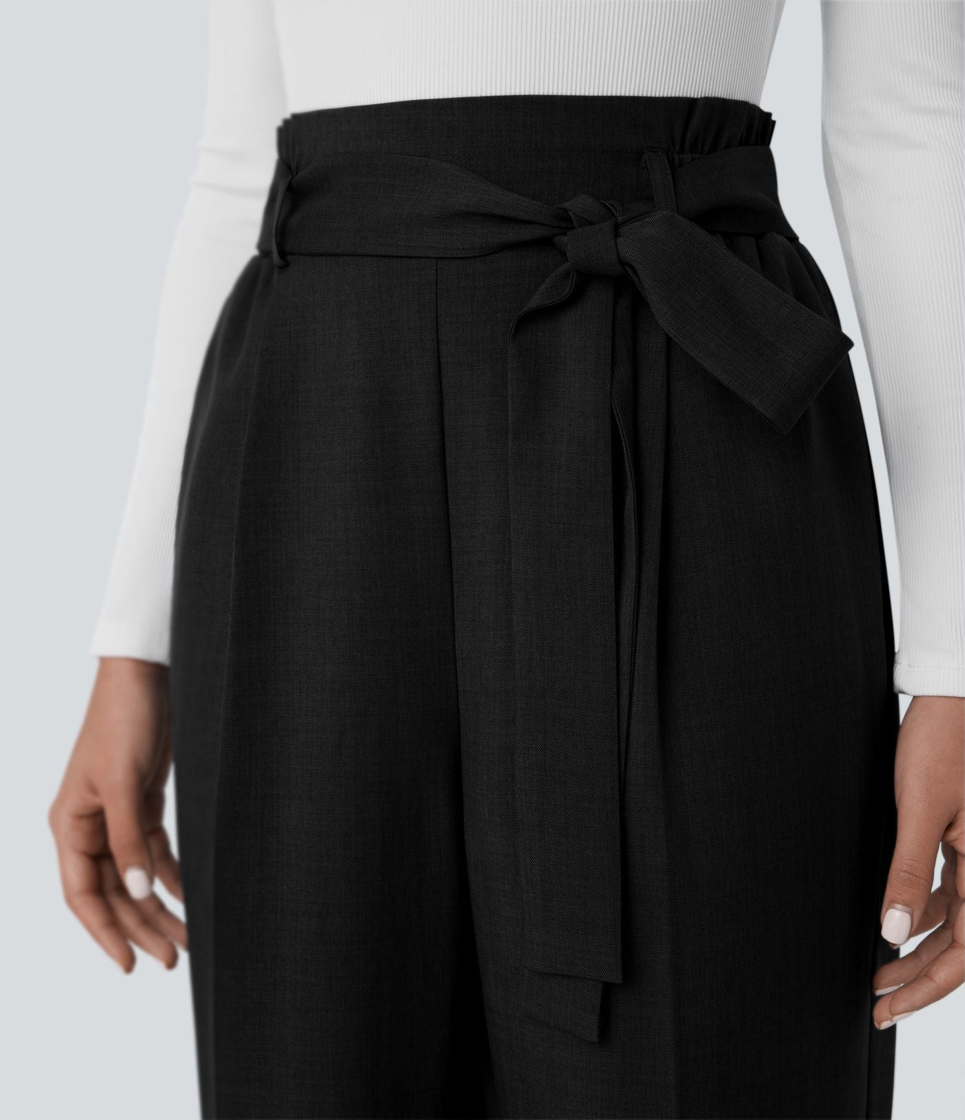 Pantalon Tailleur à taille haute, ceinture, poches latérales et jambes droites