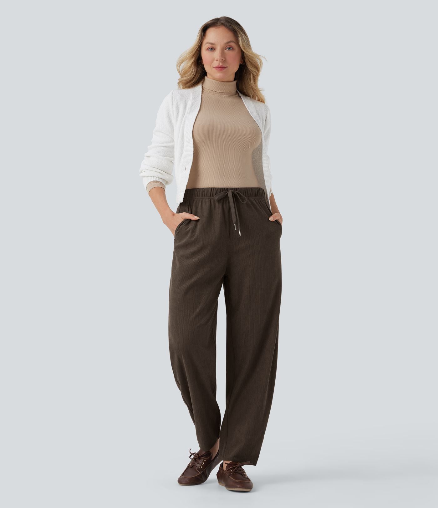Pantalon taille mi-haute à cordon, jambe tombante en velours côtelé avec poches
