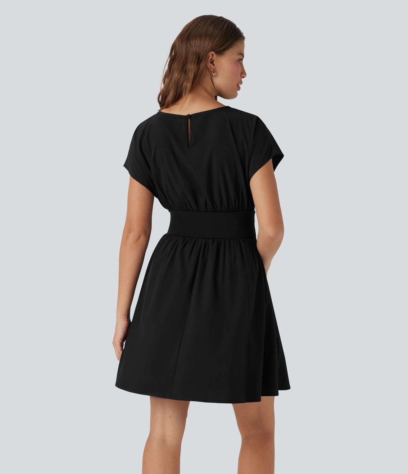 Robe de travail mini Breezeful™ manches chauve-souris courtes fluide séchage rapide avec poches latérales