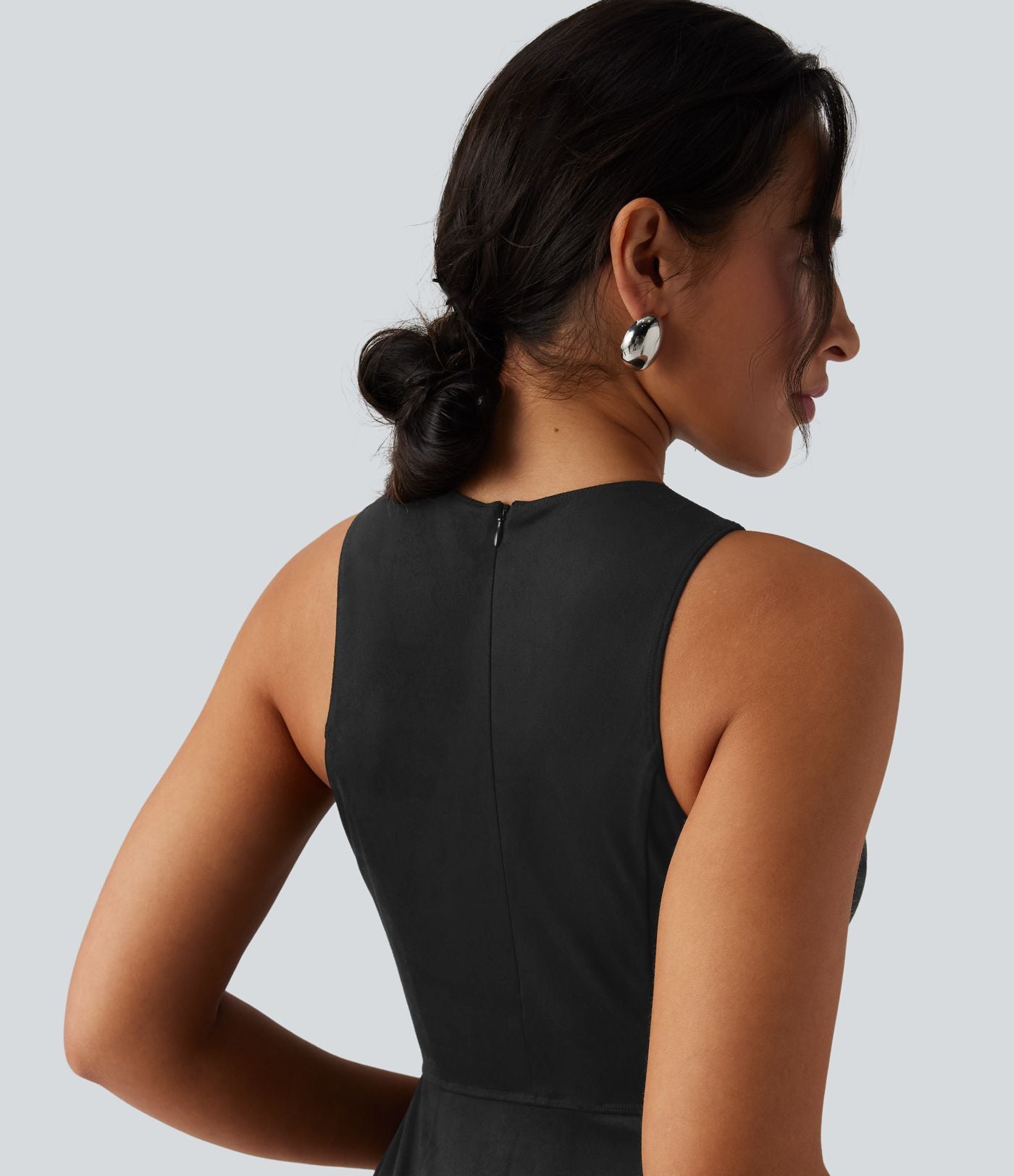 Robe mini moulante en suédine col rond sans manches avec franges