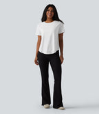 T-shirt décontracté à col rond, manches courtes, soutien-gorge intégré et ourlet arrondi