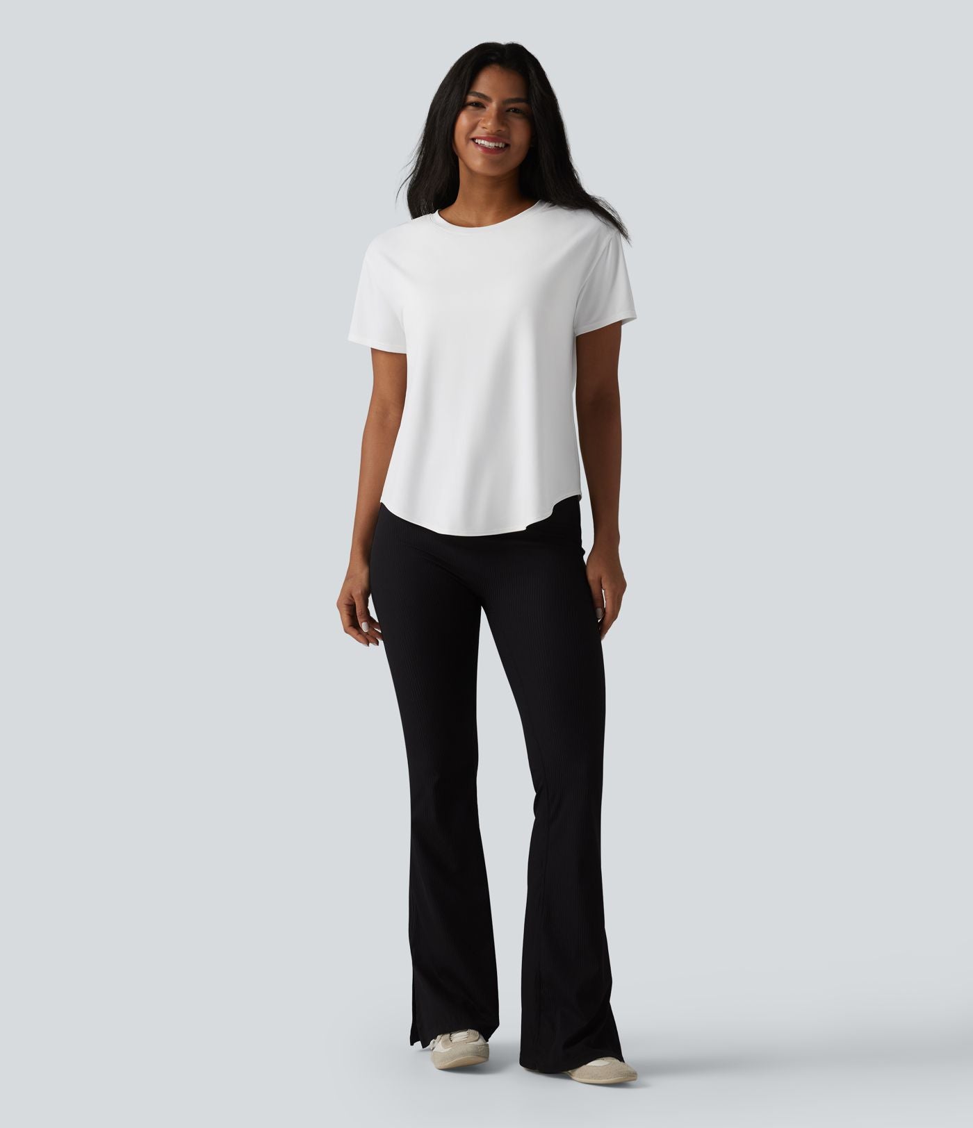 T-shirt décontracté à col rond, manches courtes, soutien-gorge intégré et ourlet arrondi