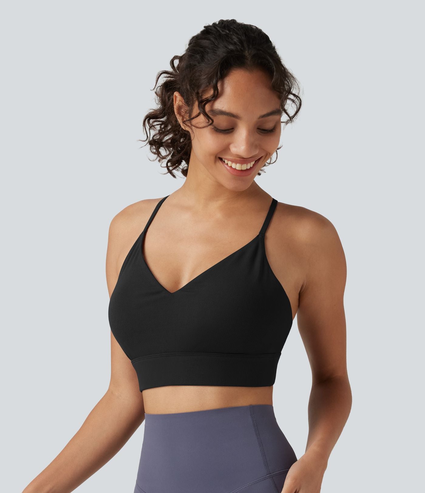 Brassière de yoga côtelée maintien léger à col V avec bretelles croisées et coussinets amovibles