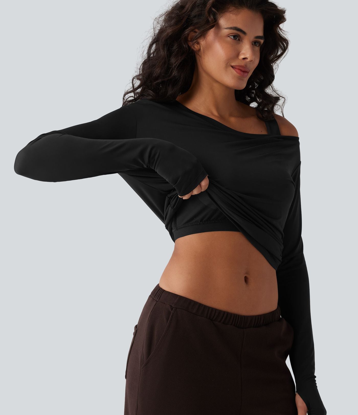 Haut d'entraînement une épaule manches longues avec brassière intégrée, passe-pouces, fronces et effet frais InstantCool, protection solaire UPF50+