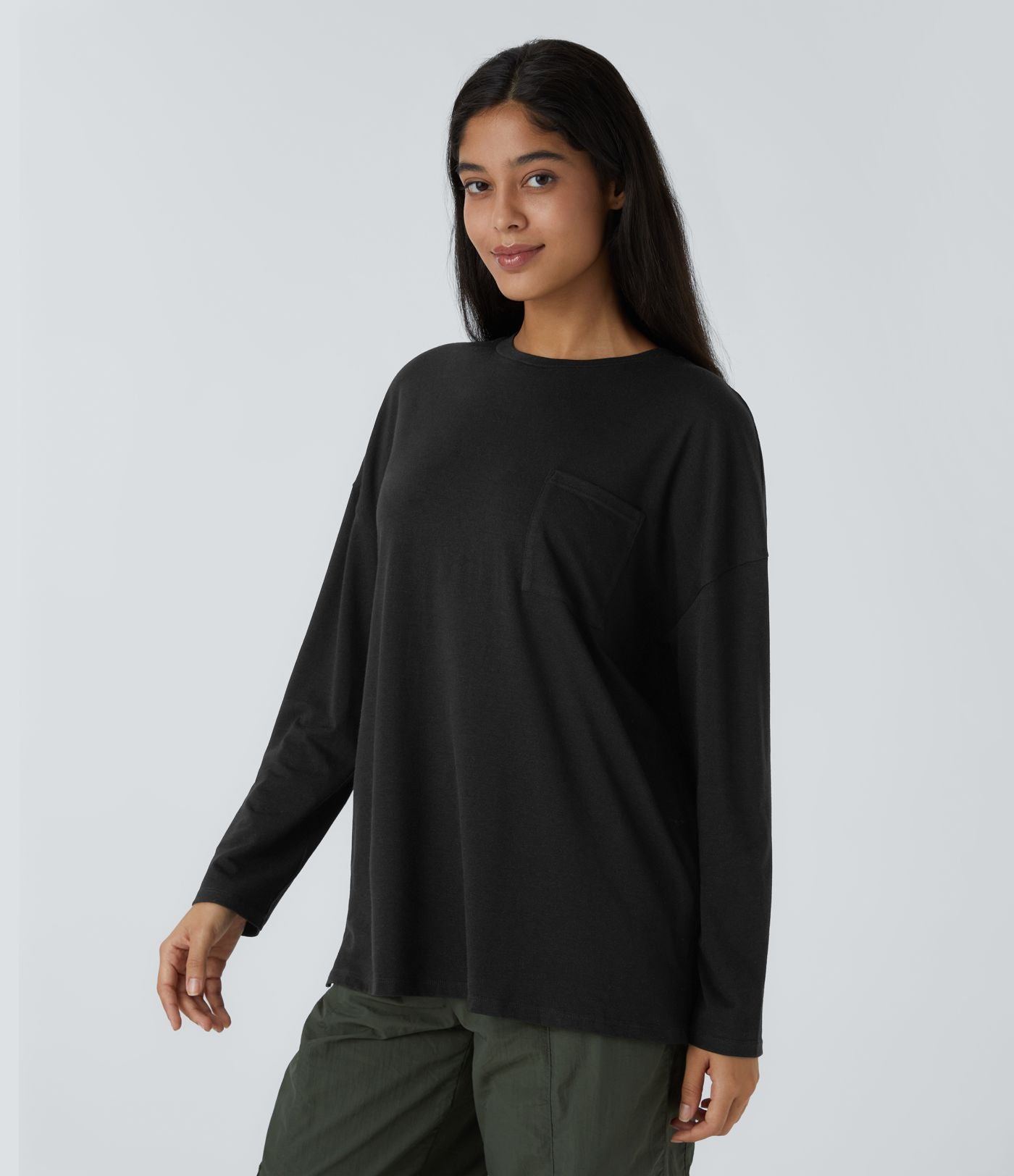 Haut décontracté ample à col rond, manches longues, poche poitrine et fentes latérales