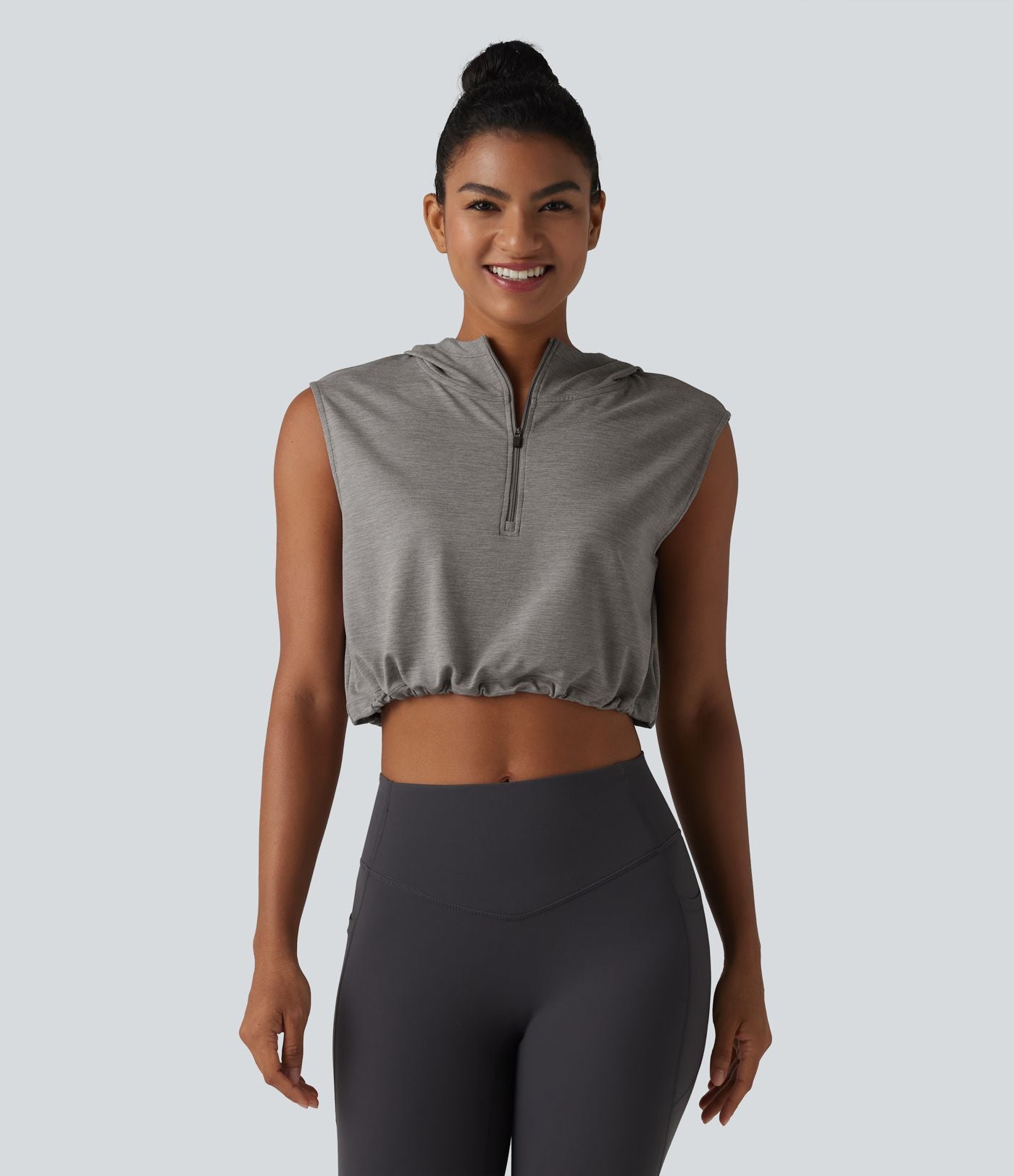 Débardeur de yoga court à capuche avec demi-zip
