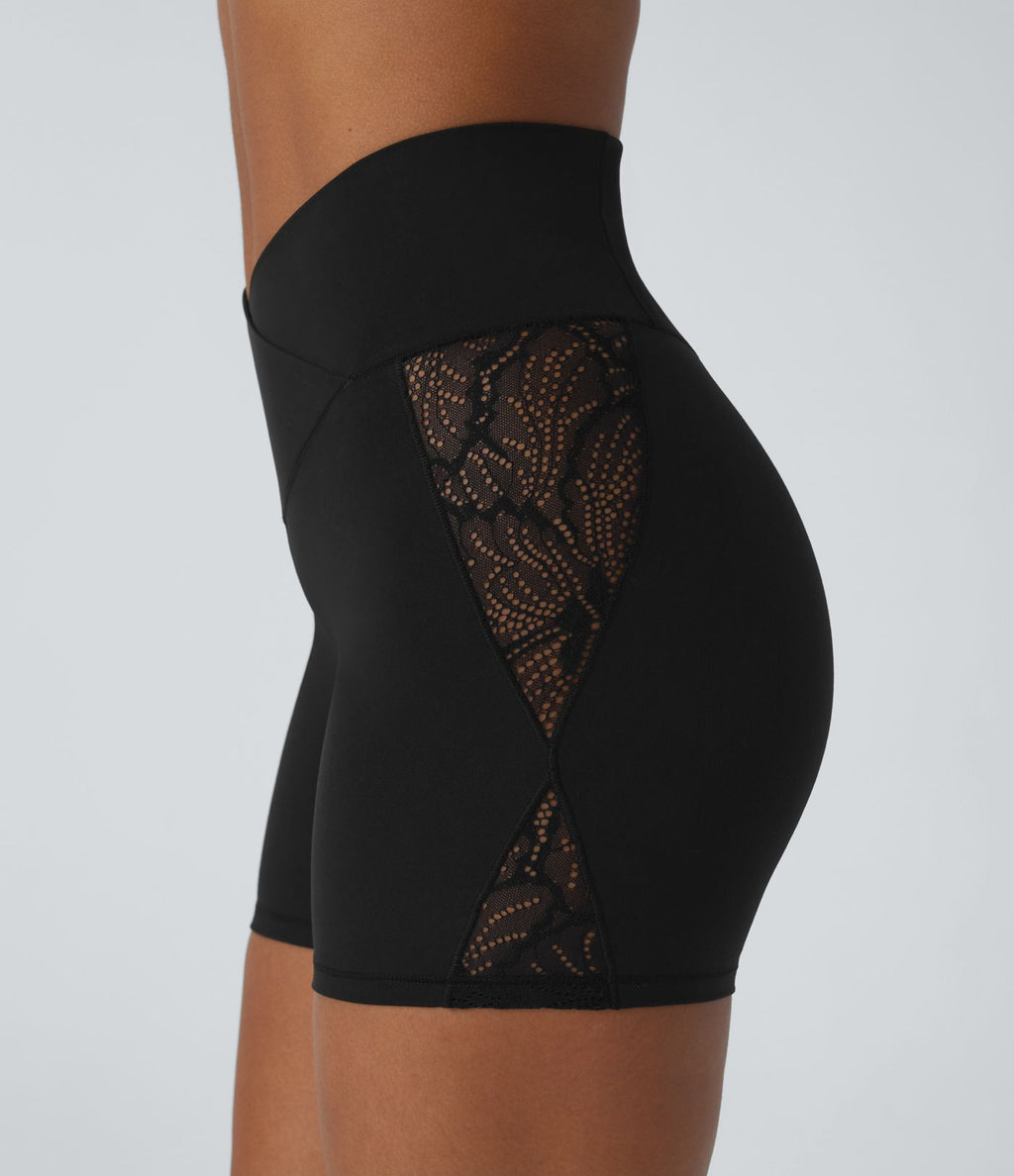 Softlyzero™ Short cycliste yoga taille haute croisé avec dentelle contrastée et poche arrière 12,5 cm - UPF50+