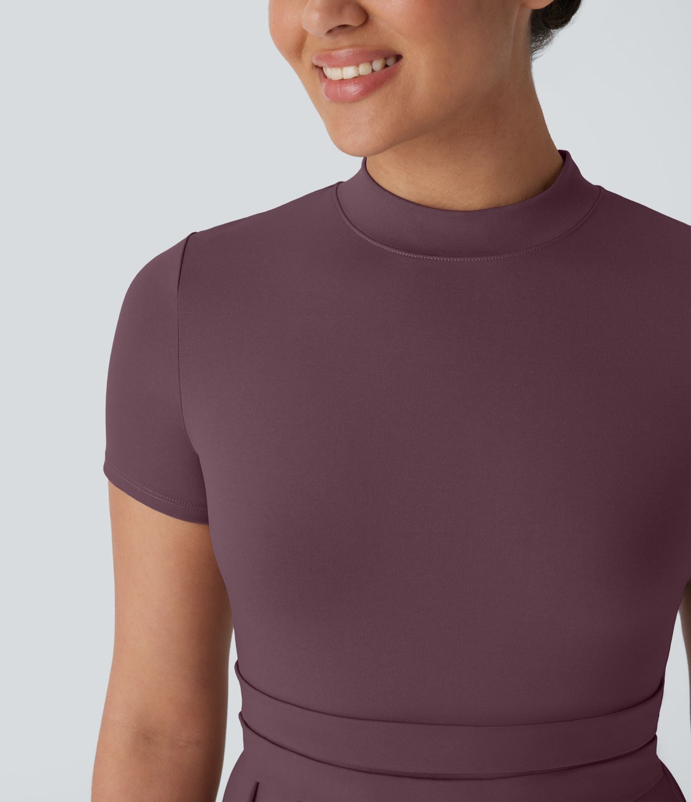Robe longue décontractée à col montant, manches courtes et poches latérales