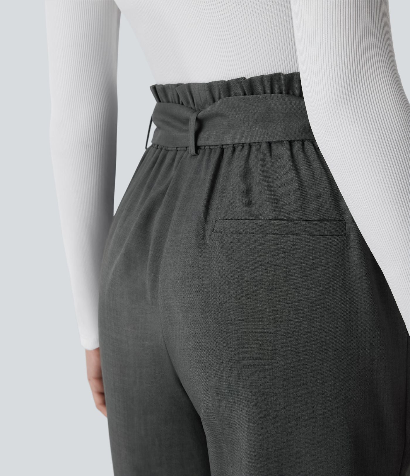 Pantalon Tailleur à taille haute, ceinture, poches latérales et jambes droites