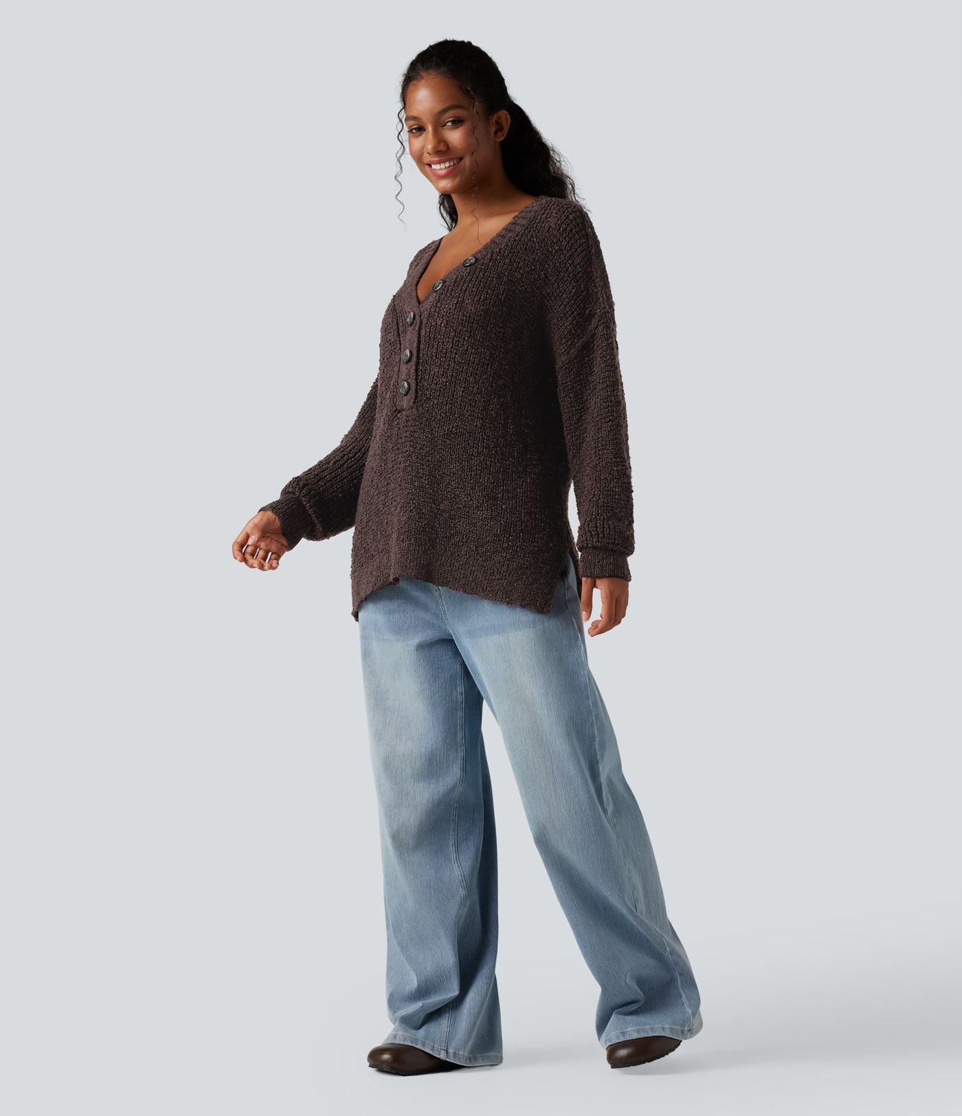 Pull décontracté à décolleté en V, manches longues et ourlet asymétrique