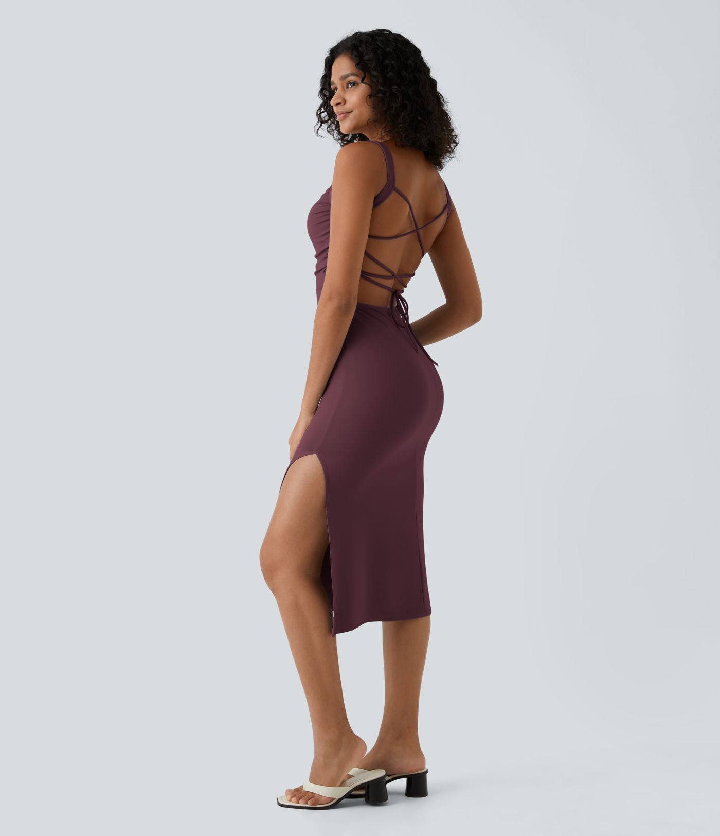Robe midi laquée fendue, brassière intégrée, dos nu croisé