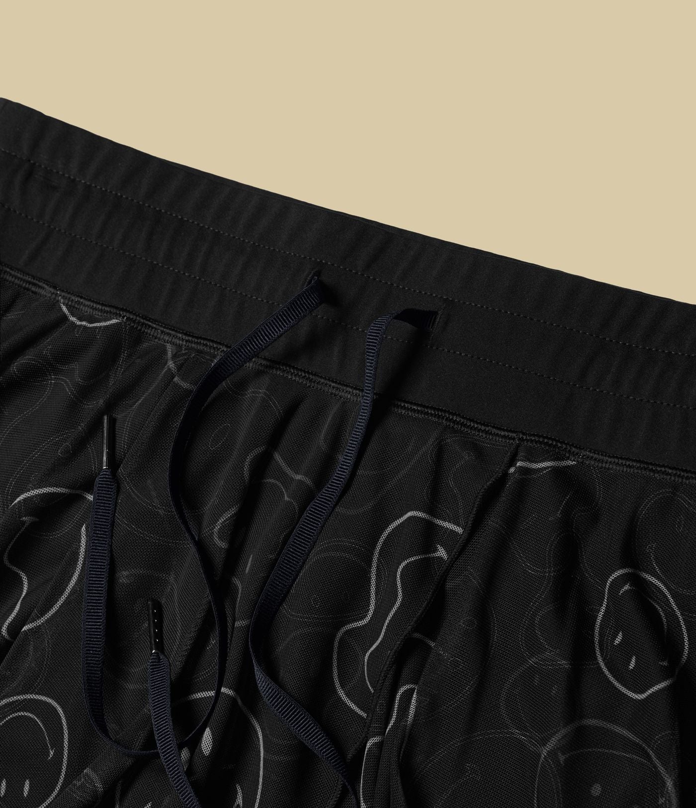 Jupe mini de danse évasée fluide 2-en-1 Halara X Smiley® taille haute avec cordon de serrage, empiècements en mesh contrastant et poches