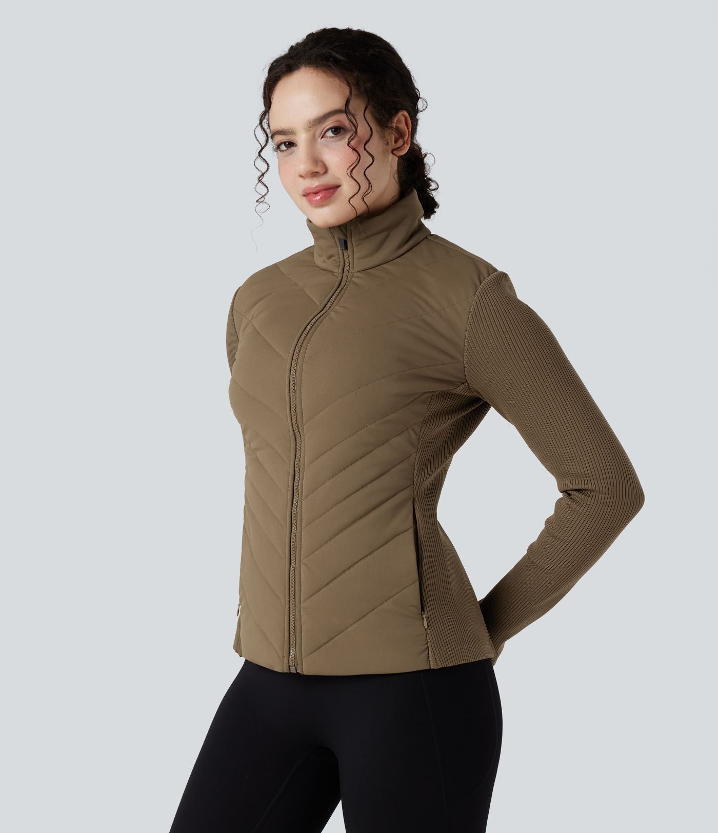 Veste matelassée décontractée à col montant et coupe ajustée, côtelée et contrastée, avec poches