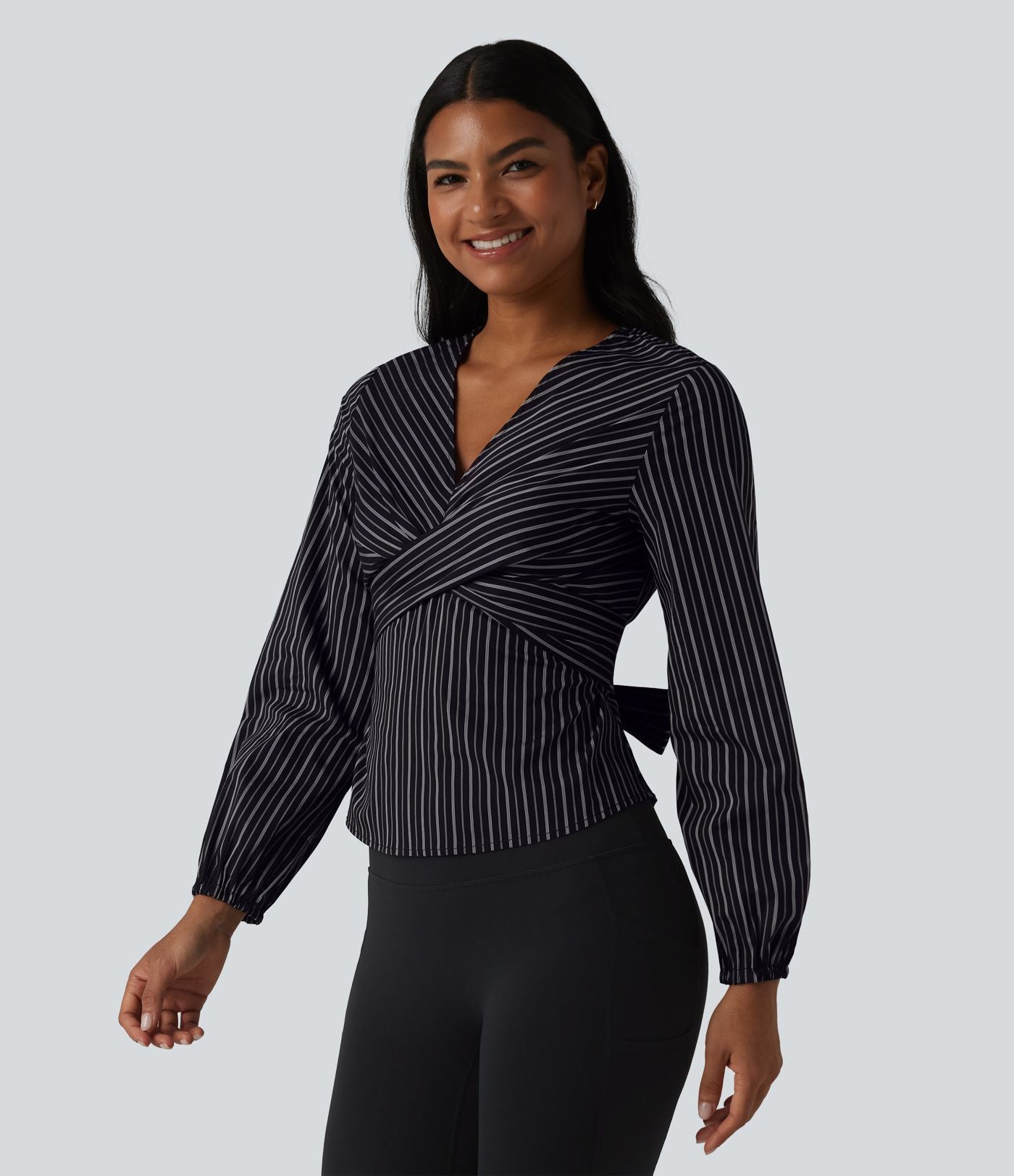 Blouse de travail rayée à col V, manches longues et dos noué