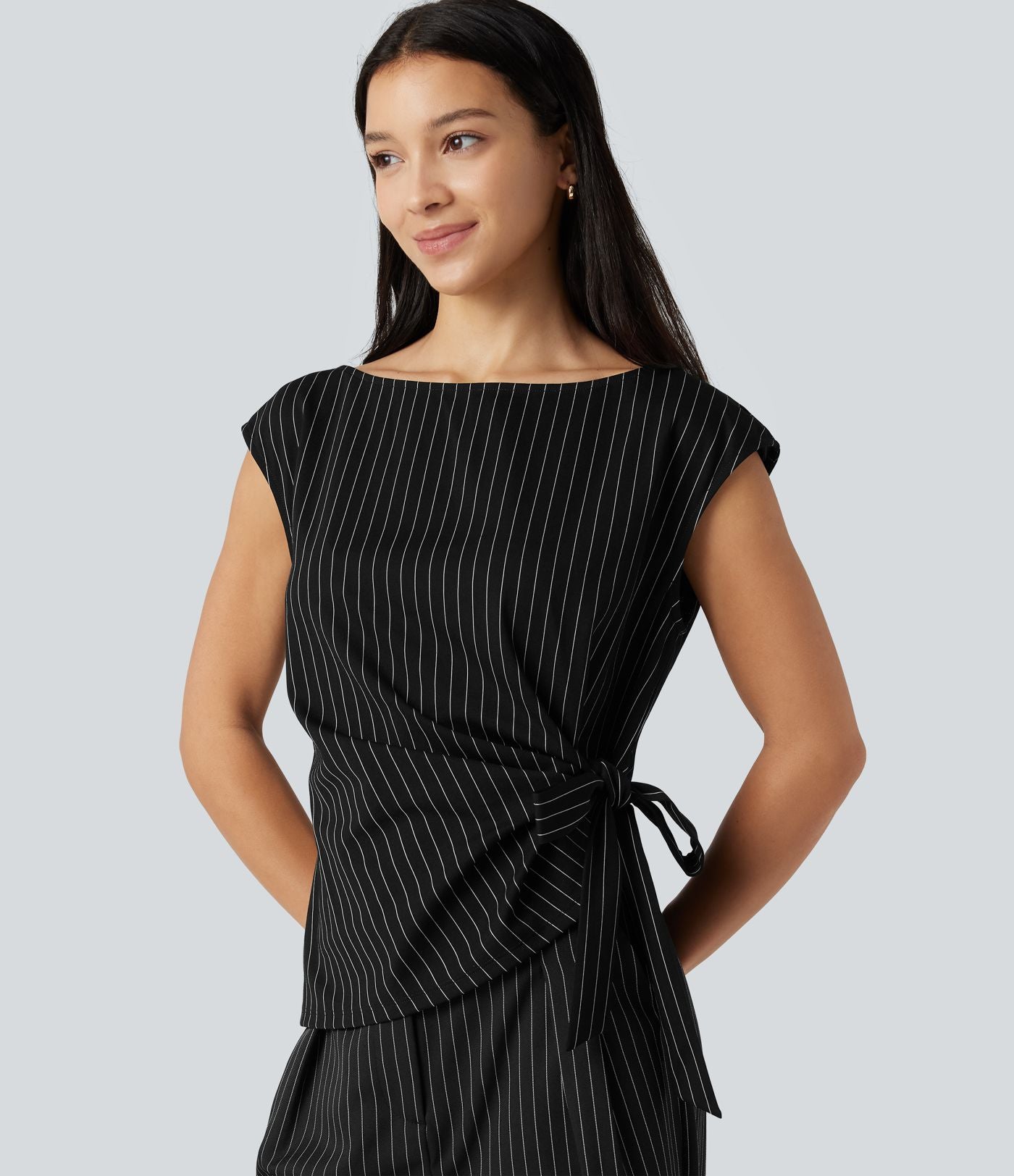 Blouse esprit bureau rayée à encolure bateau avec mancherons, fronces, lien côté et ourlet asymétrique