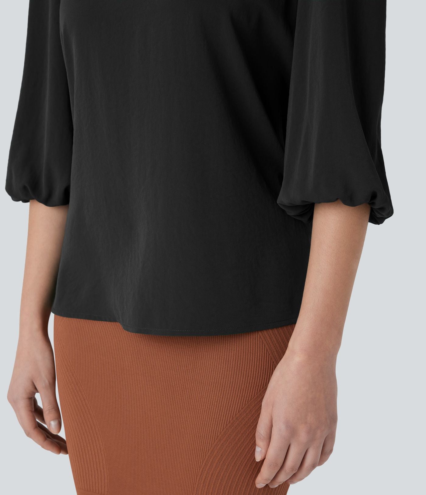 Blouse de travail col bateau avec manches évêque et dos ajouré