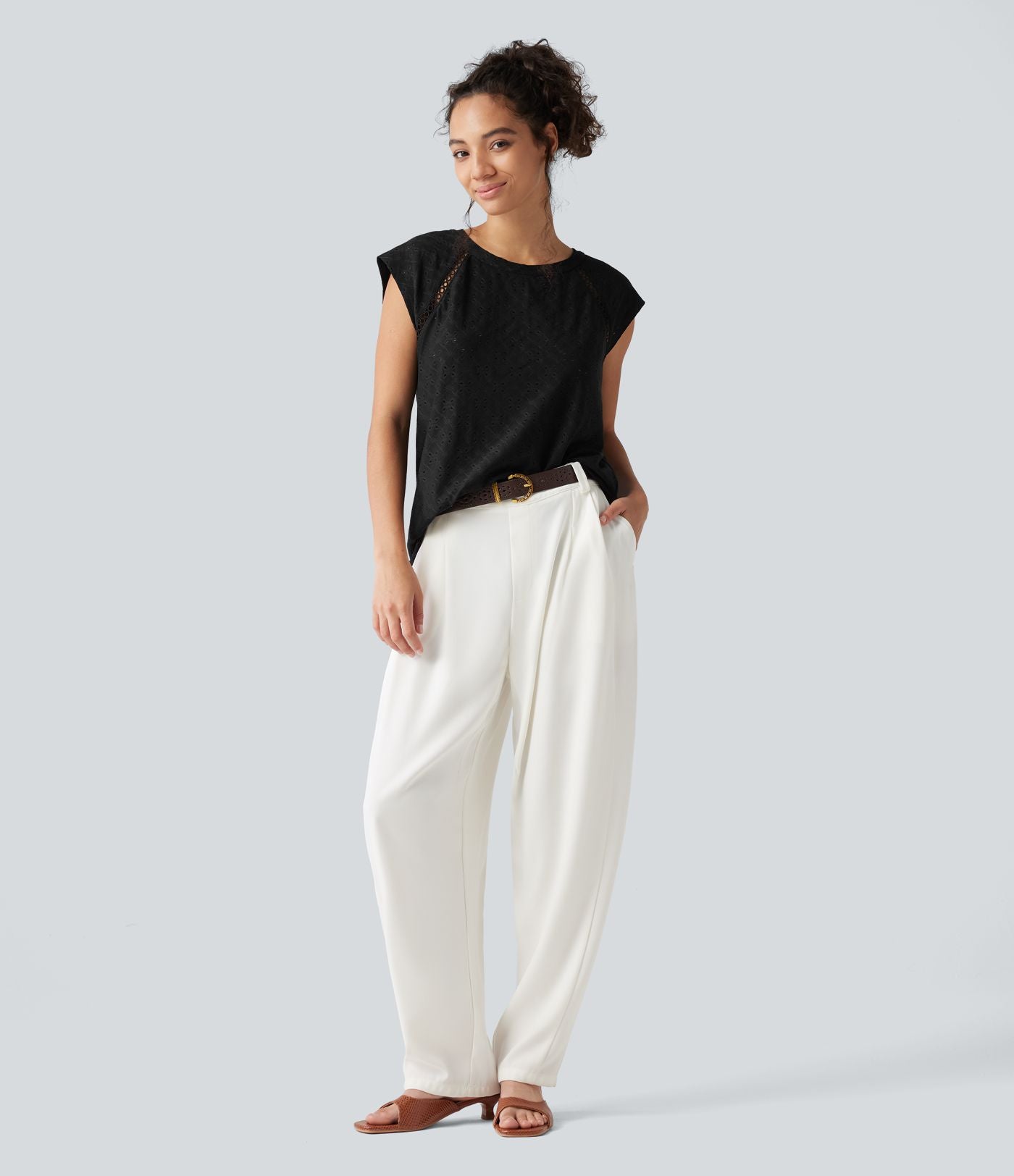 Blouse décontractée à col rond, mancherons, découpes et lien au dos