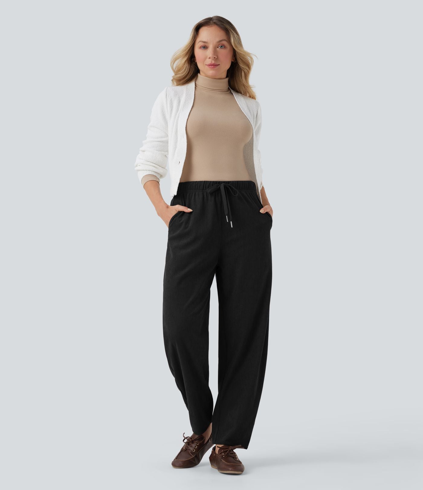 Pantalon taille mi-haute à cordon, jambe tombante en velours côtelé avec poches
