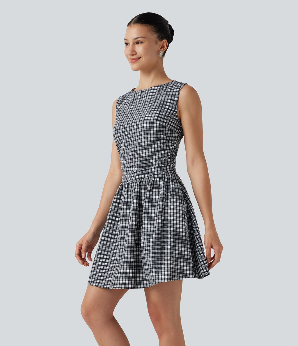 Robe mini trapèze vichy sans manches à col bateau, détails froncés, fermeture invisible et poches