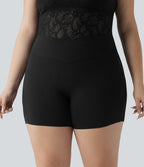 Grande taille SoftlyZero™ Cycliste de yoga taille haute croisée 12,5 cm avec dentelle contrastée, poche et protection UPF 50+