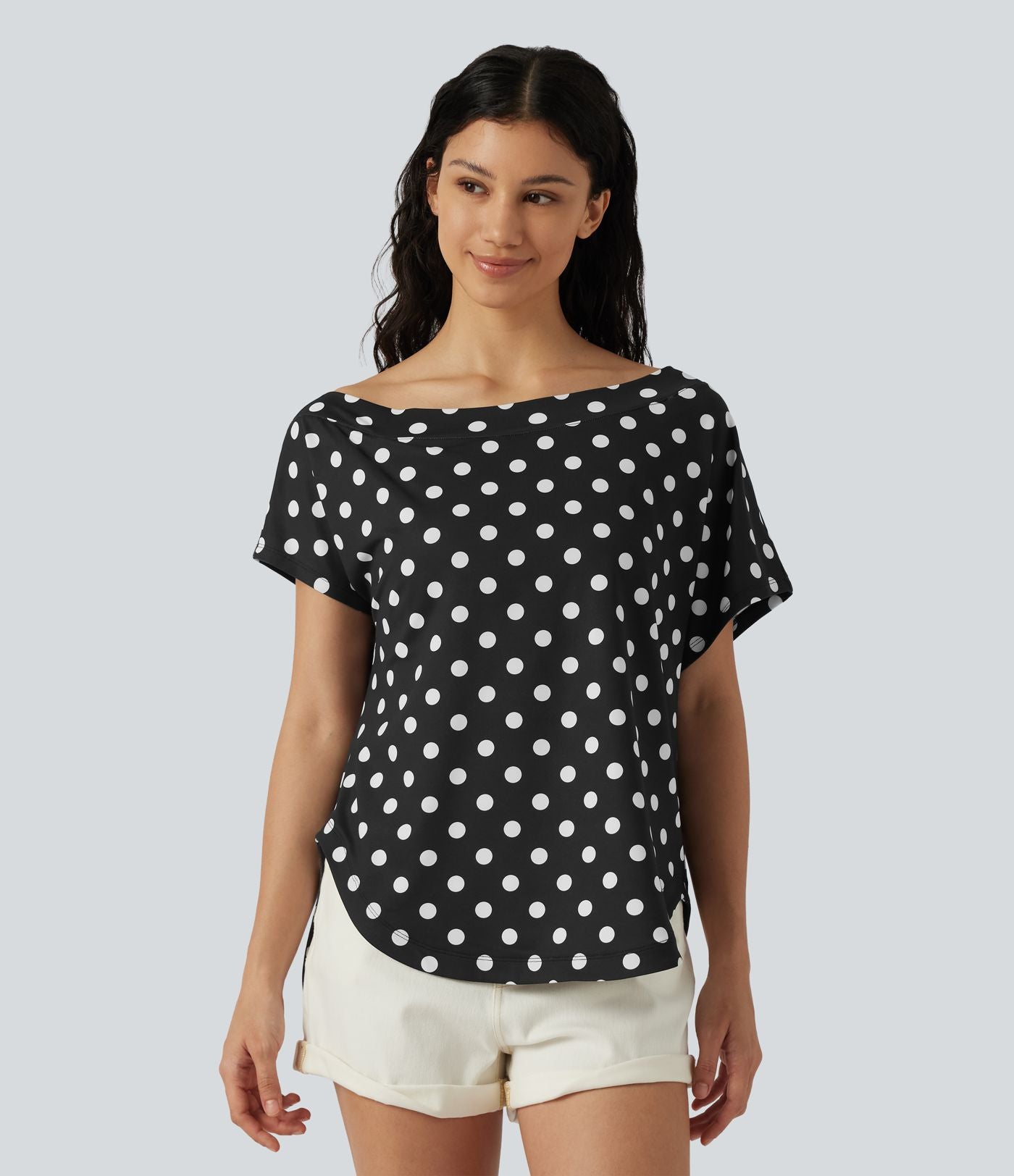 Top casual à pois épaule dénudée à manches courtes avec ourlet incurvé asymétrique et brassière intégrée