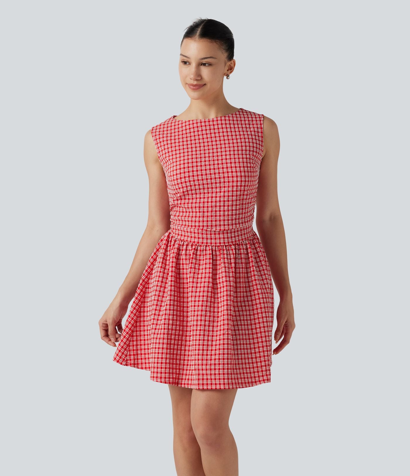 Robe mini trapèze vichy sans manches à col bateau, détails froncés, fermeture invisible et poches