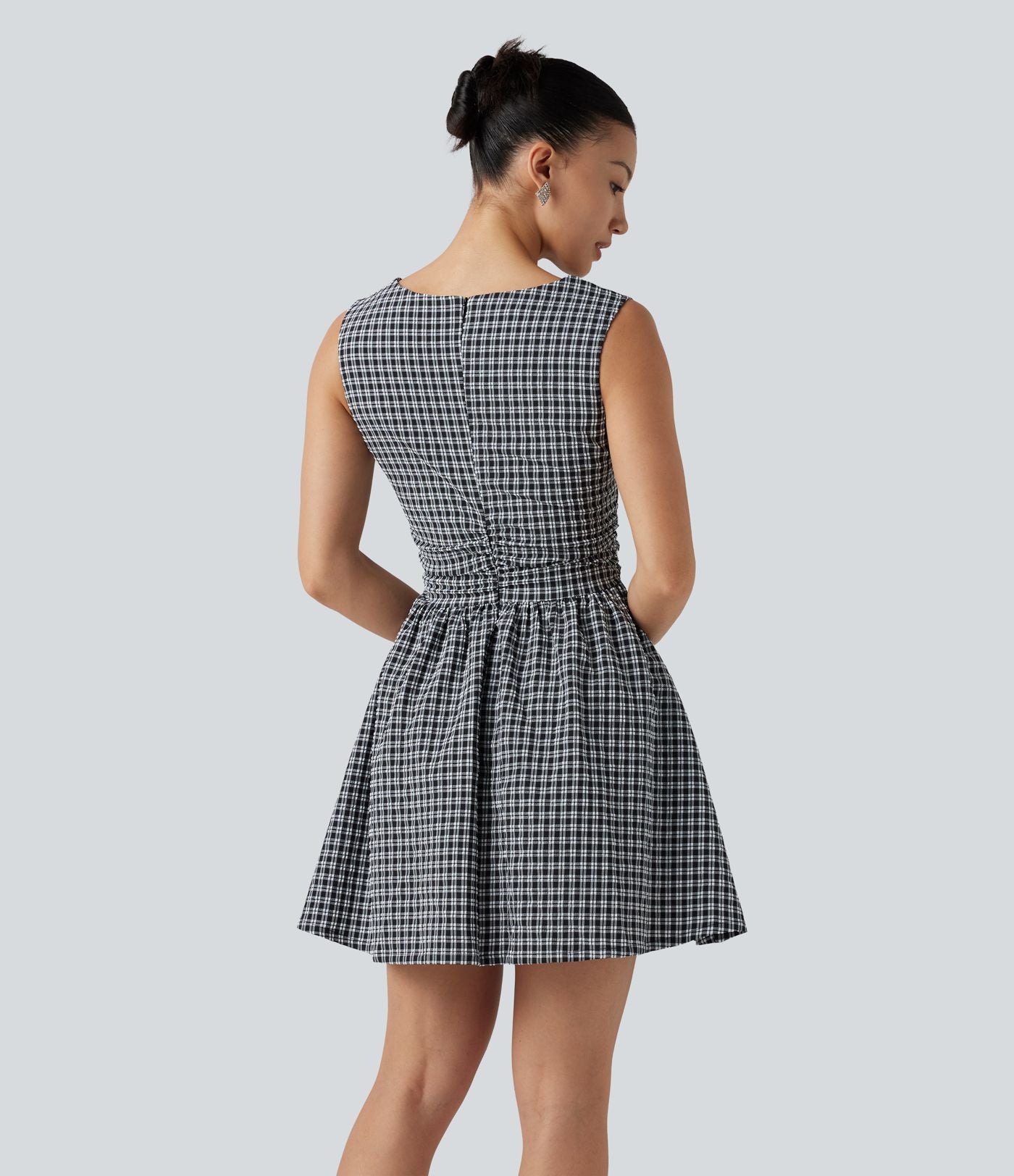 Robe mini trapèze vichy sans manches à col bateau, détails froncés, fermeture invisible et poches