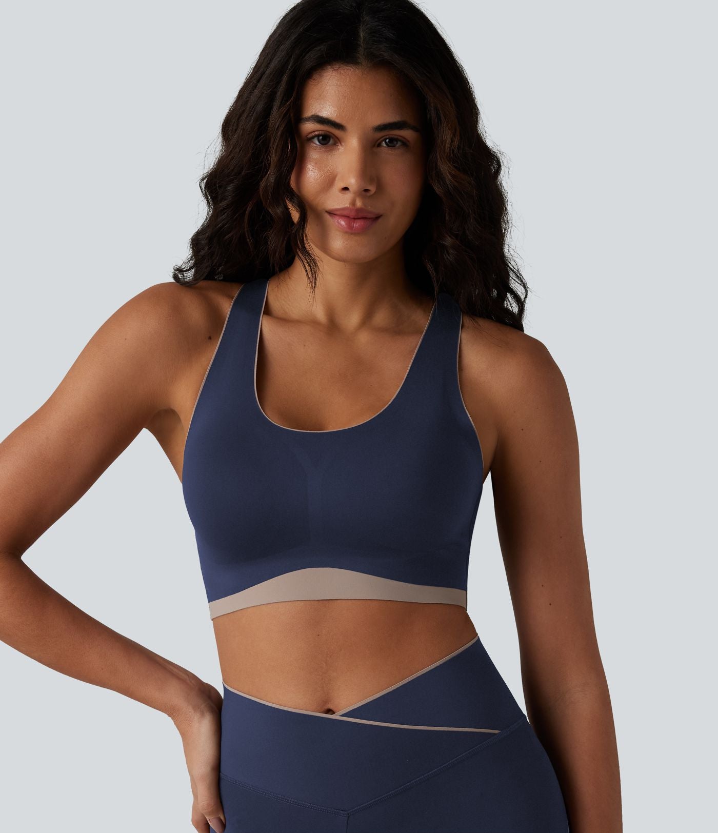 Brassière de sport maintien léger col U dos nageur color block avec soutien-gorge intégré