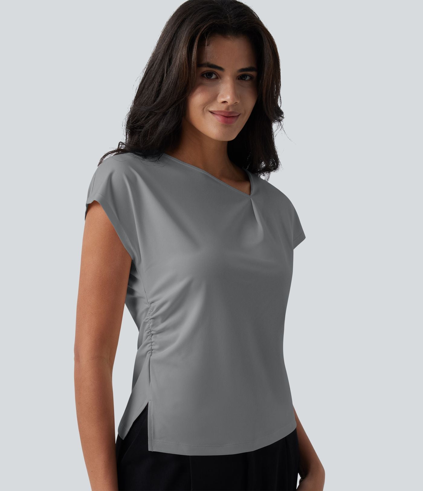 Blouse tailleur asymétrique col drapé manches courtes avec fronces et ourlet fendu