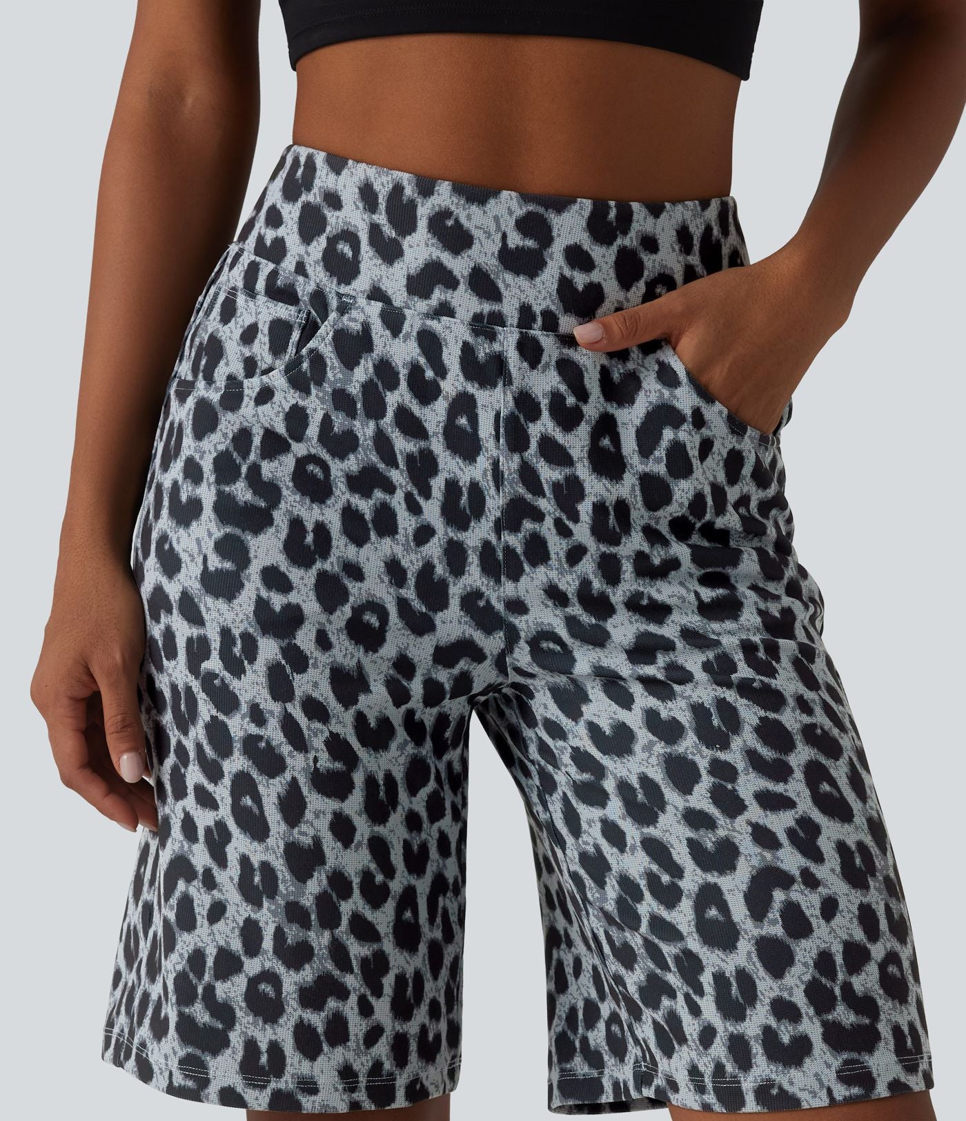 Short ample taille haute en tissu gaufré imprimé léopard 25 cm avec poches