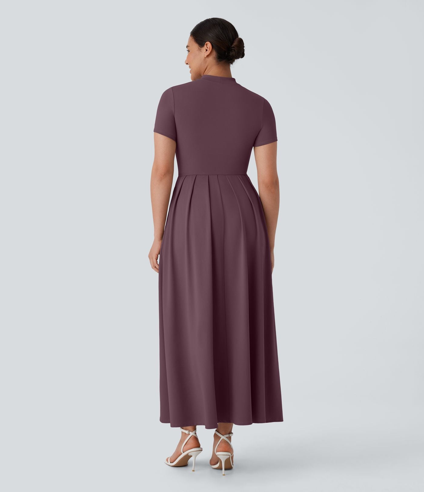 Robe longue décontractée à col montant, manches courtes et poches latérales