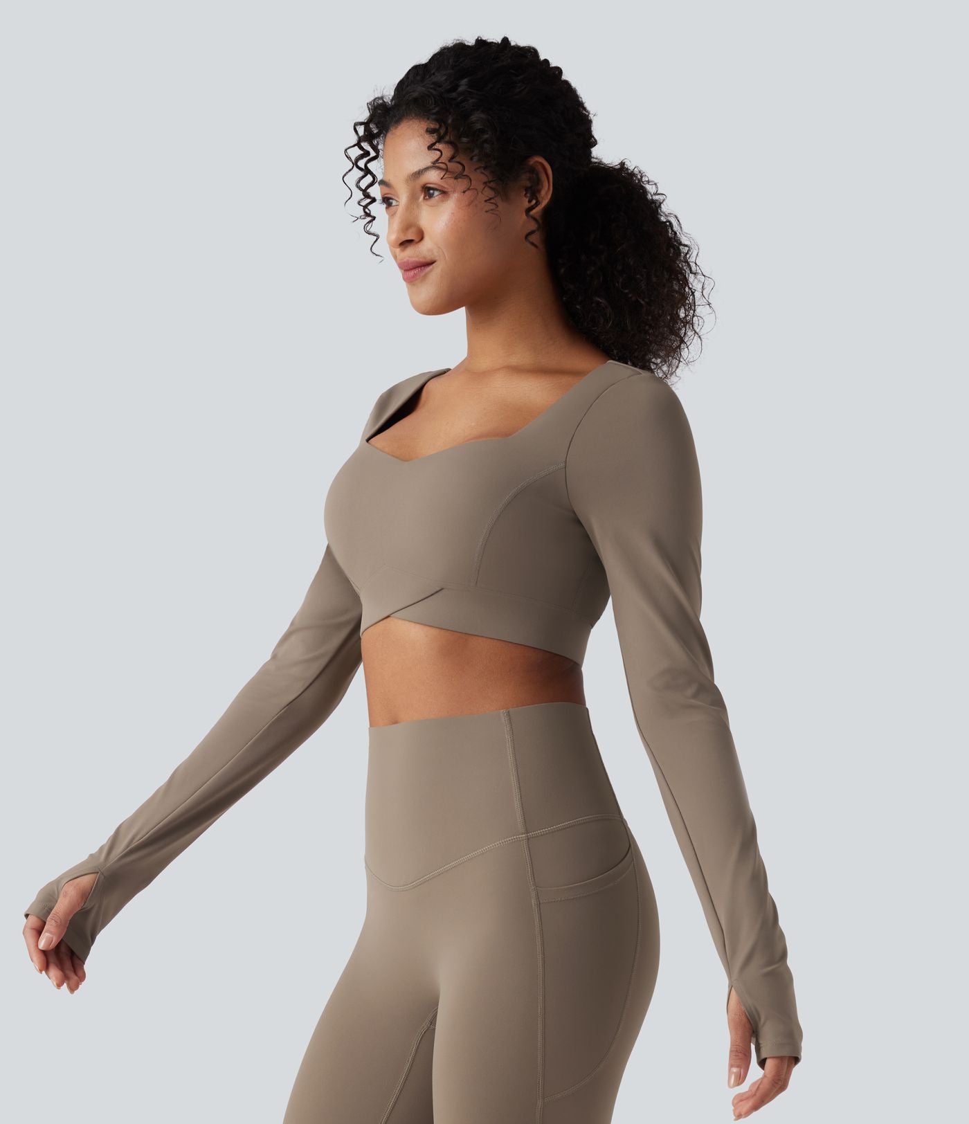 Halara UltraSculpt™ Top court de sport push-up à manches longues avec passants pouces et ourlet croisé