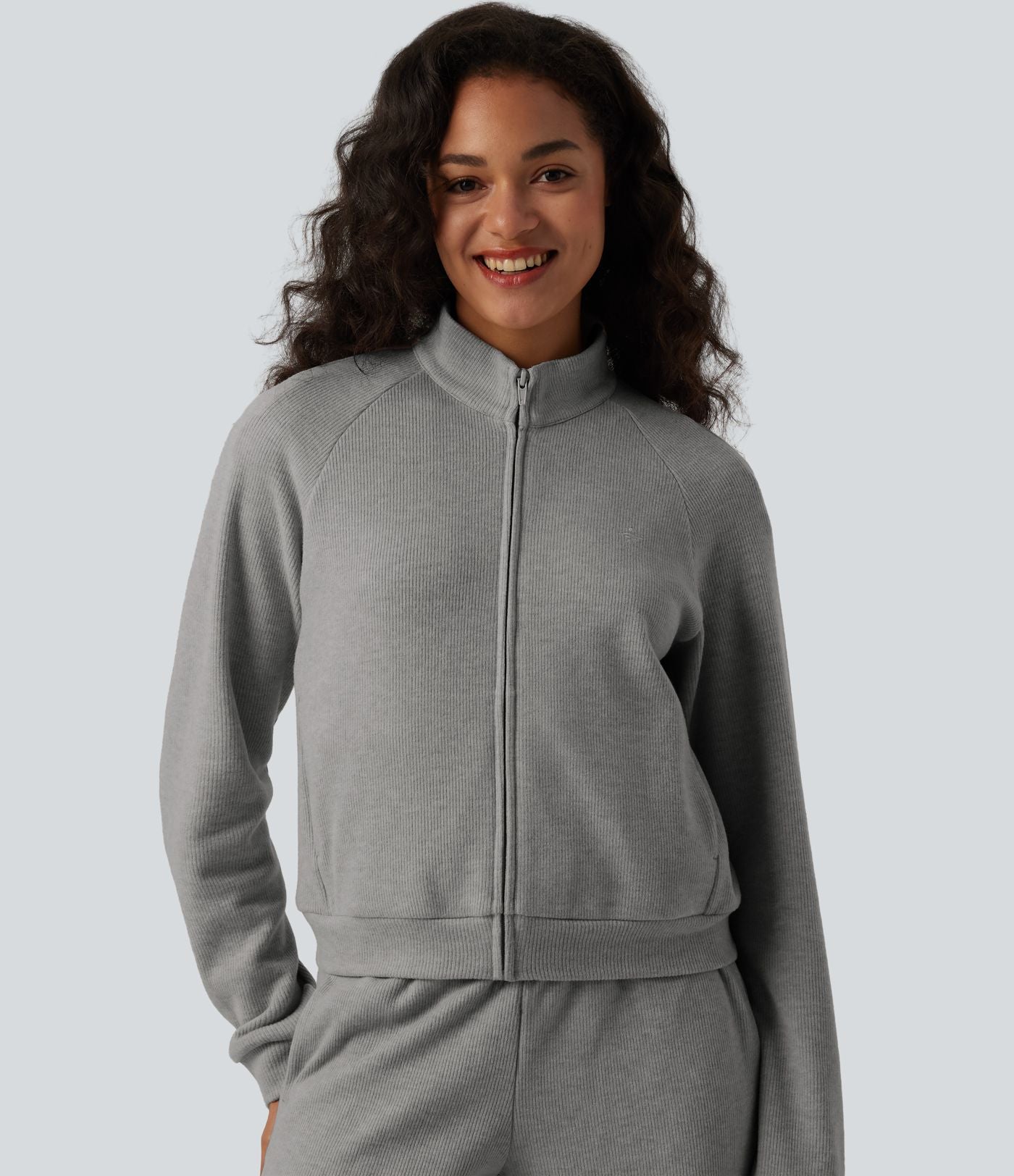 Veste casual côtelée à col montant, manches longues et fermeture zippée avec poches