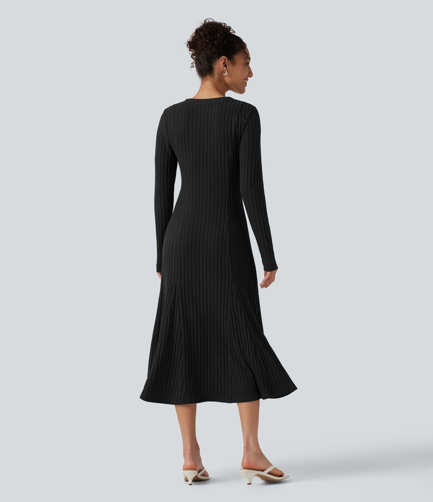 Robe midi fluide en maille côtelée à col Henley et manches longues