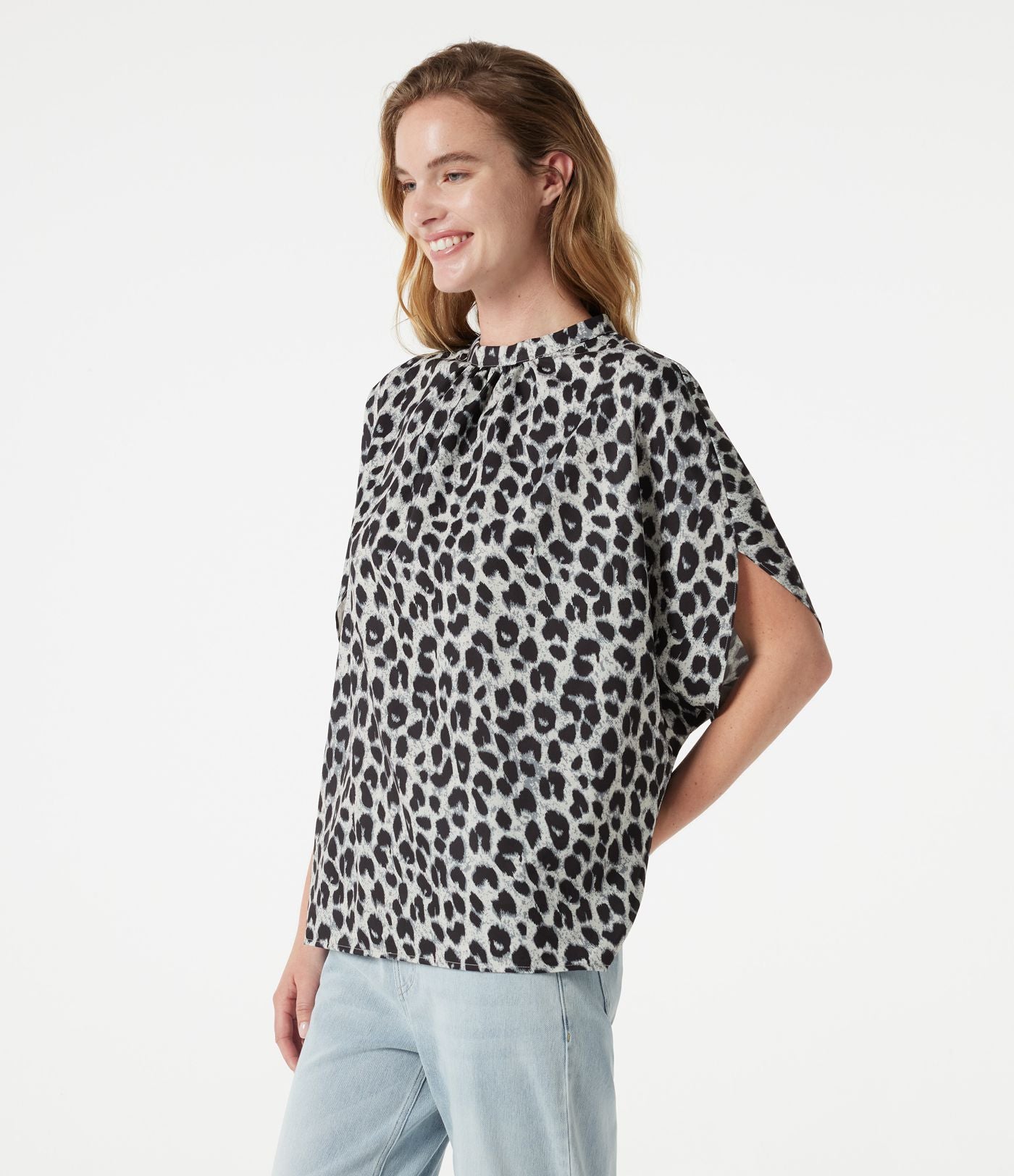 Blouse esprit bureau imprimé léopard à col montant, manches chauve-souris et lien au dos