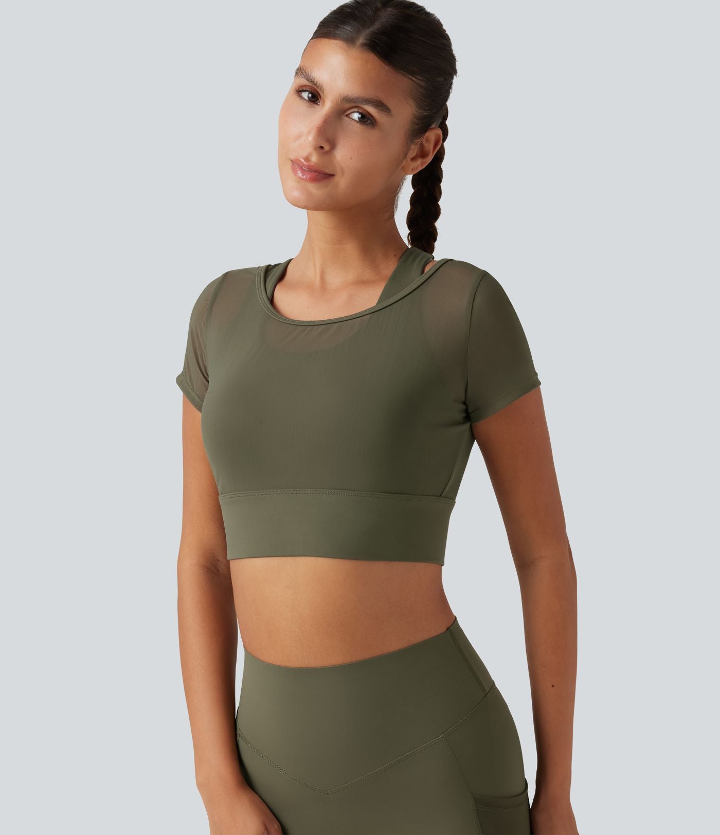 Crop top de running effet frais InstantCool à séchage rapide avec encolure bateau, mesh contrasté, manches courtes, coussinets amovibles et protection solaire UPF50+