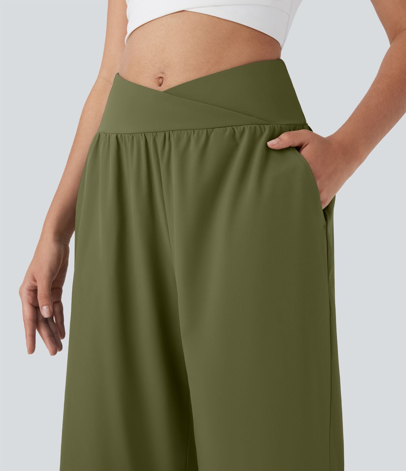 Pantalon capri de vacances Breezeful™ taille haute croisée avec poches latérales, fente et séchage rapide
