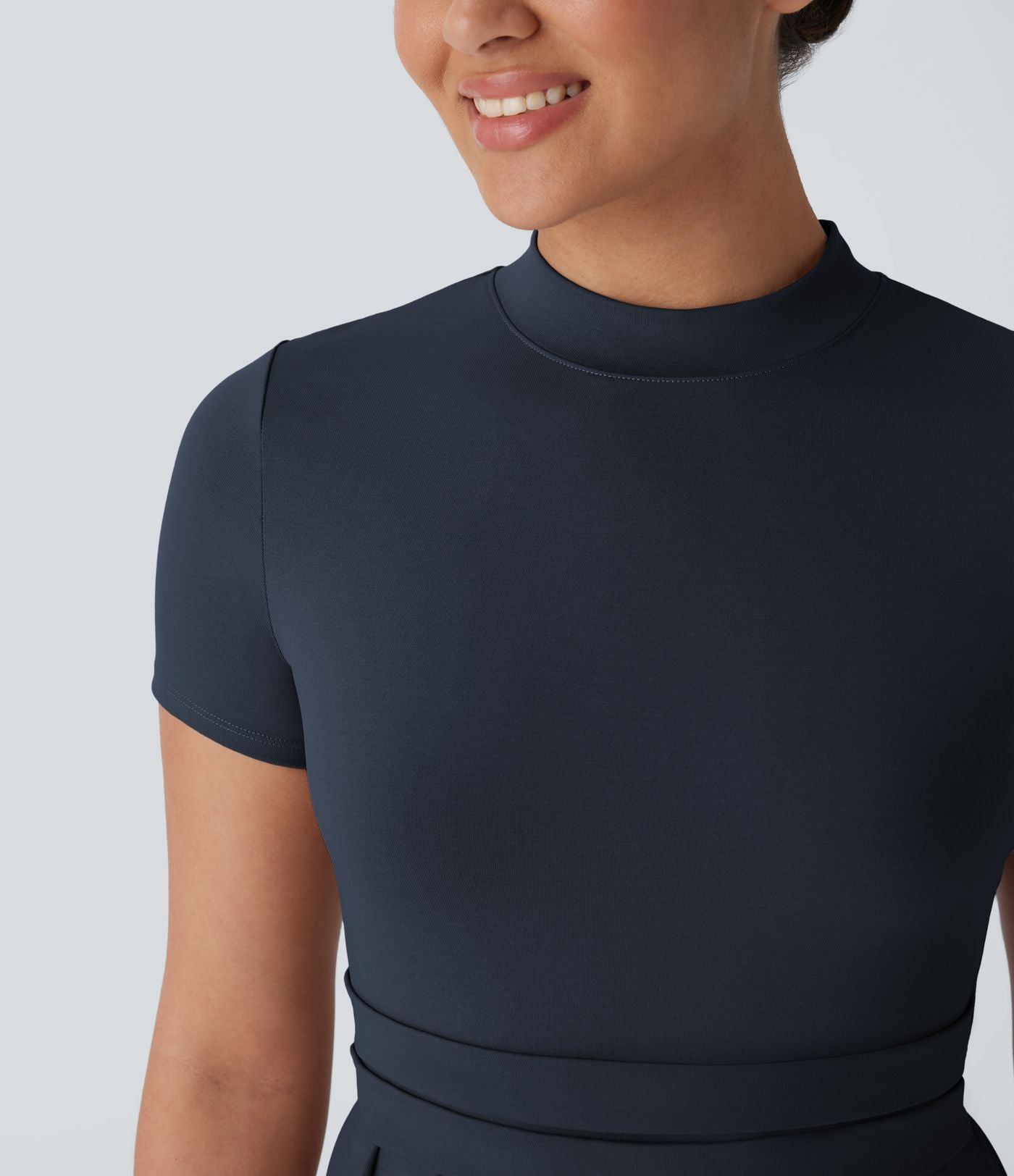 Robe longue décontractée à col montant, manches courtes et poches latérales